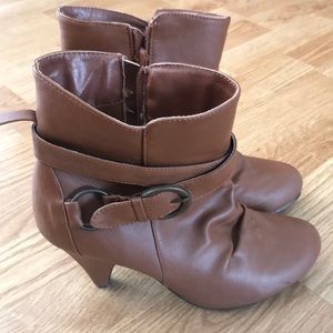 Women’s Size 6 Booties Deb brand